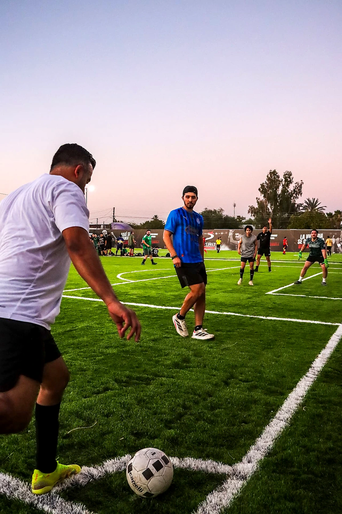 Jugadores disputando un partido en Distrito Sports